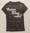 Camiseta TOUR / oscura, vista La tragedia